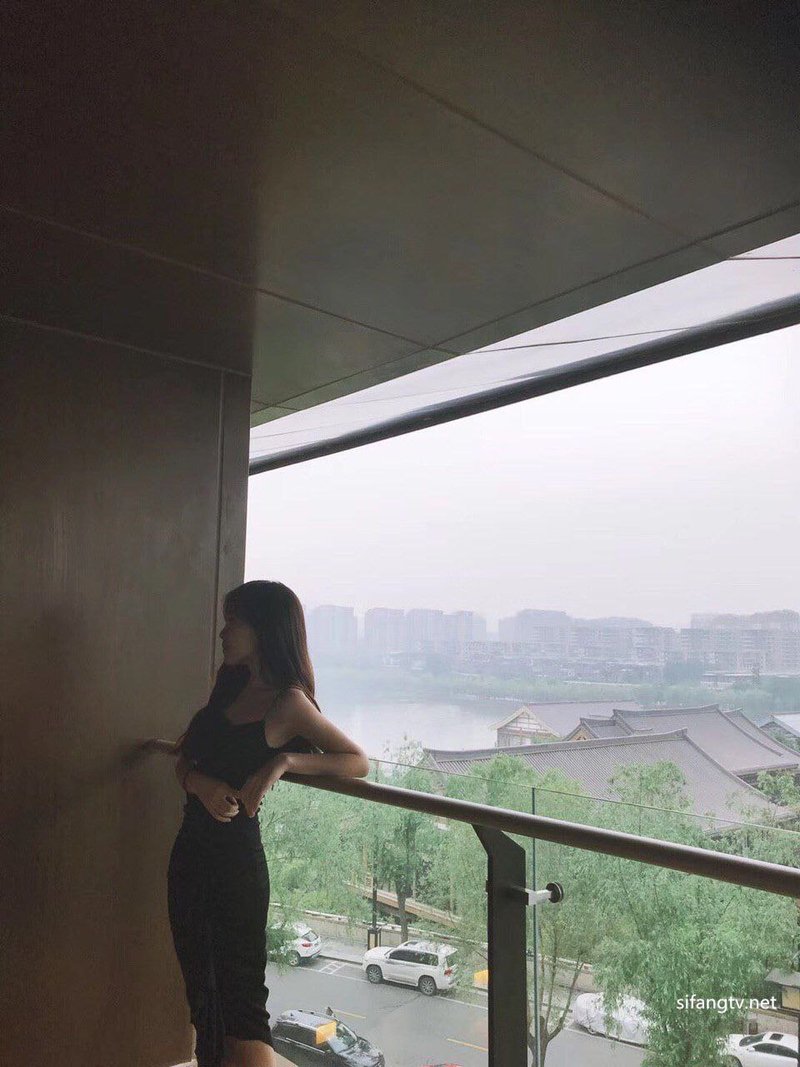 梨甜姨深夜酒店激情 跪地亲吻小男友 完整版流出