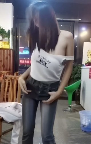 贵州凯里烧烤店醉酒妹子脱衣扭骚舞视频全网疯传