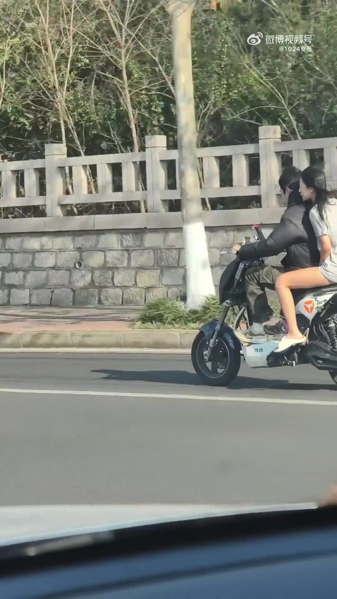 冰天雪地妹子抗冻神技！街拍奇装异服引爆全城热聊