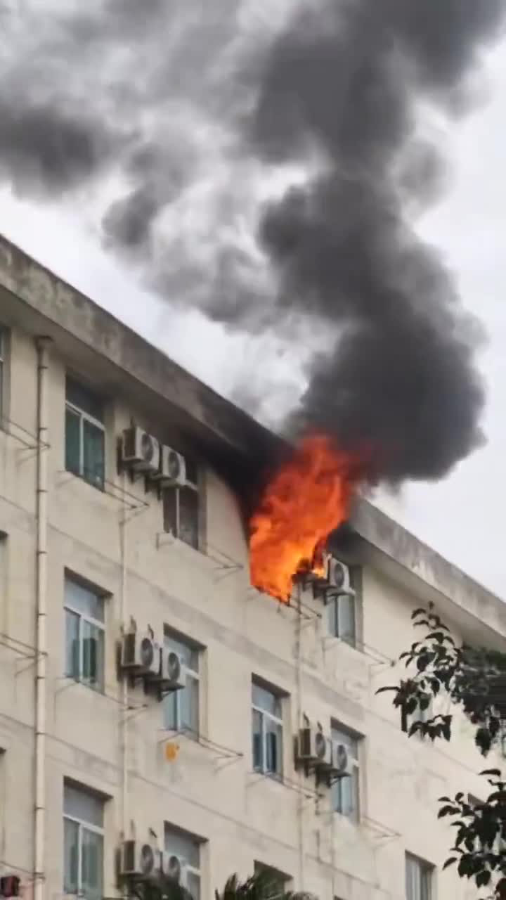 西安科技大学宿舍楼猛起大火！学生浓烟逼迫跳楼，狠摔水泥地生死攸关