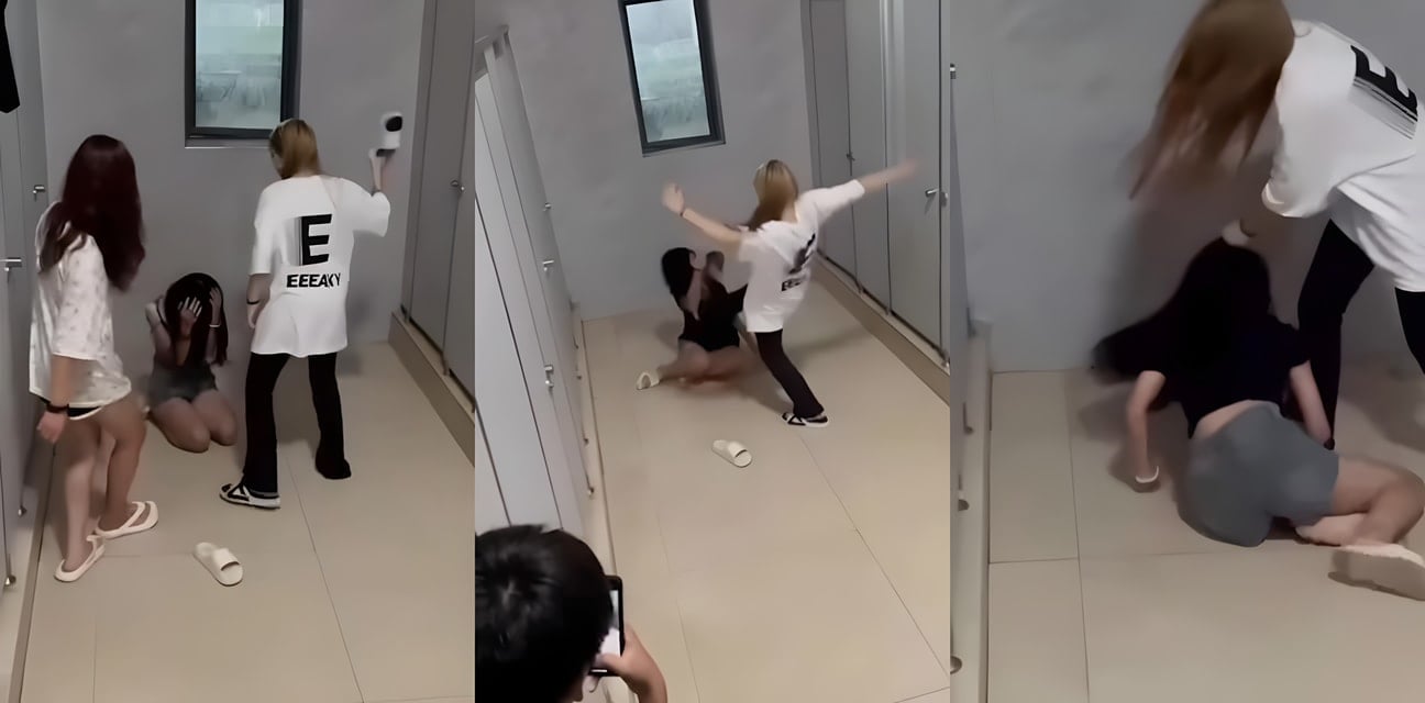 高中厕所清纯少女惨遭黄毛小妹群殴扒衣！跪地求饶耳光狂扇脚踩爆头血溅