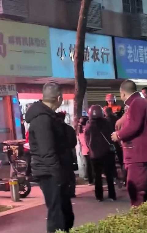 江西修水三中附近养生店突发老头猝死！甜妹服务过头刺激老头喷血高潮倒地不起