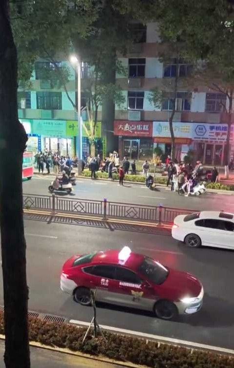 江西修水三中附近养生店突发老头猝死！甜妹服务过头刺激老头喷血高潮倒地不起