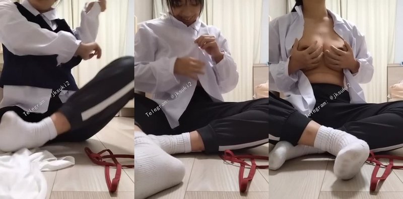 女大学生更衣间大胆自拍 画面太刺激
