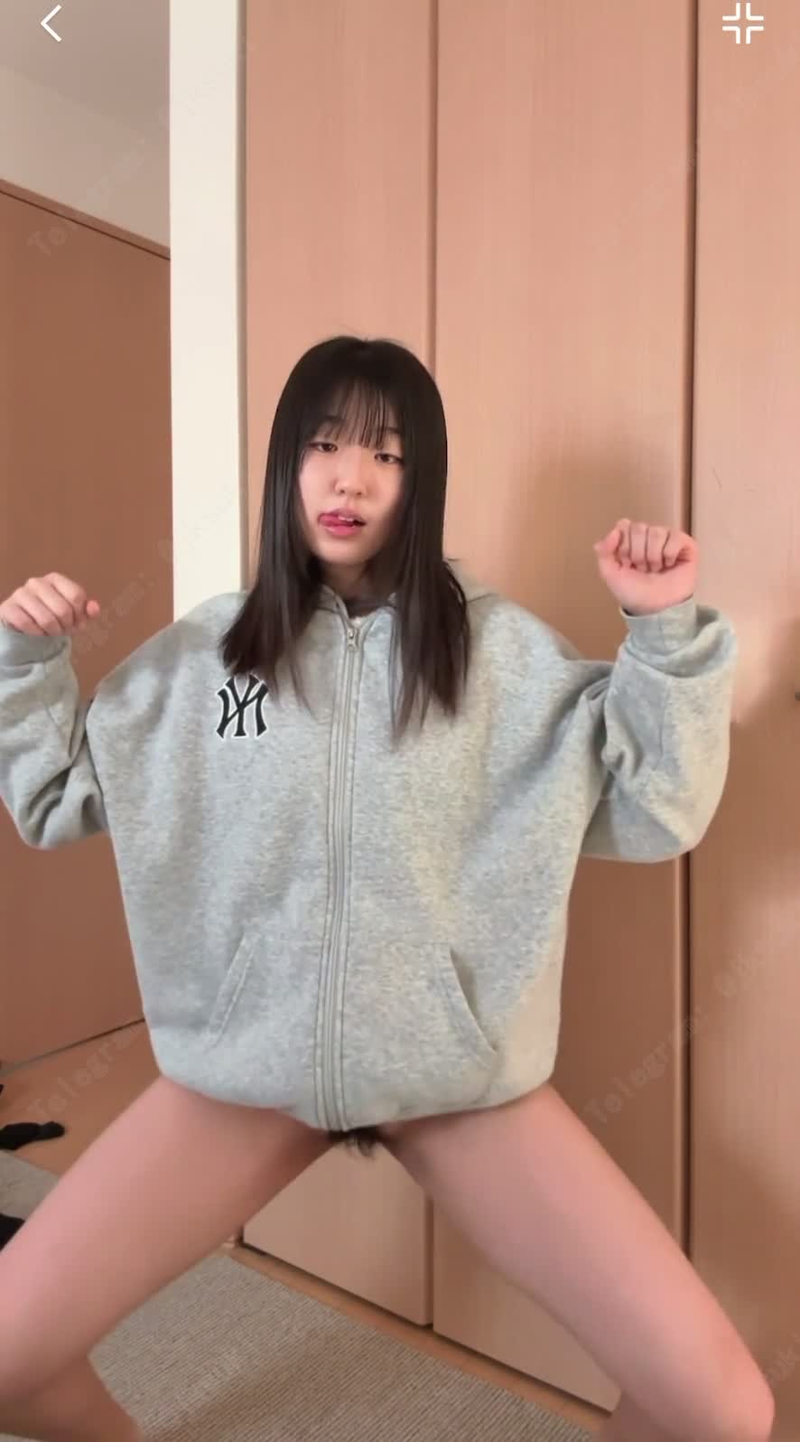 抖音嫩妹酒店开房私密视频外泄！甜美学生妹翘臀摇晃勾引男友，巨根猛插高潮喷汁娇吟不断画面超刺激