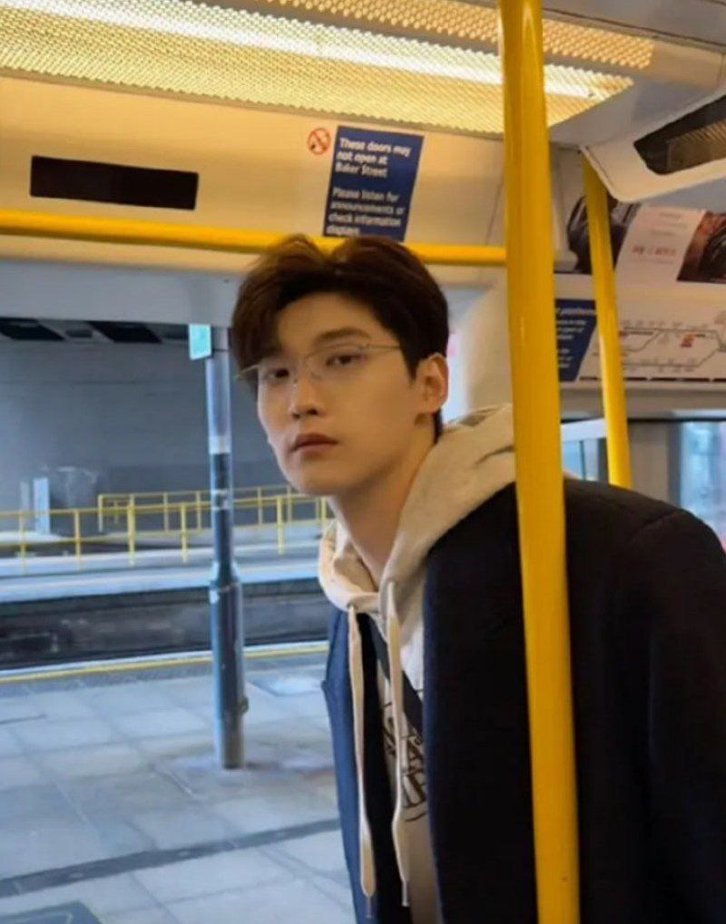 粉丝北京机场围堵刑昭林推倒跪地，他怒吼红眼求上车！混乱场面失控
