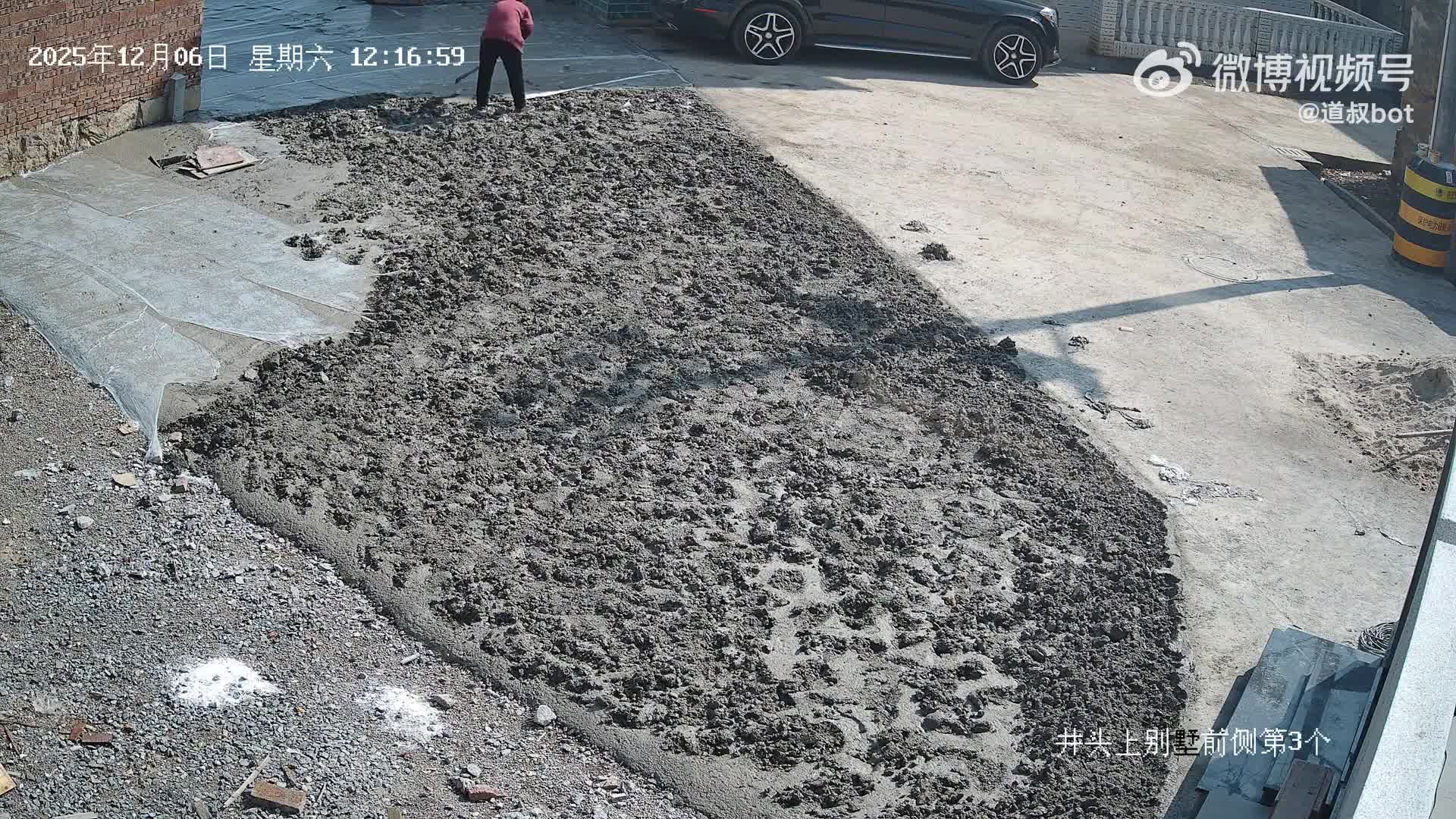 大妈锄头狂挖村民刚建好水泥路！耐心破坏速度惊人坏心眼十足
