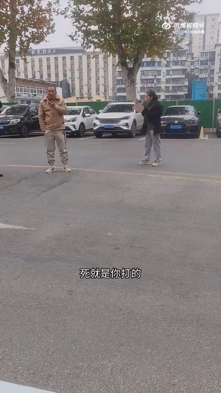 女车主嚣张占位封死小区门路人围攻！唇枪舌剑后结局逆转全场