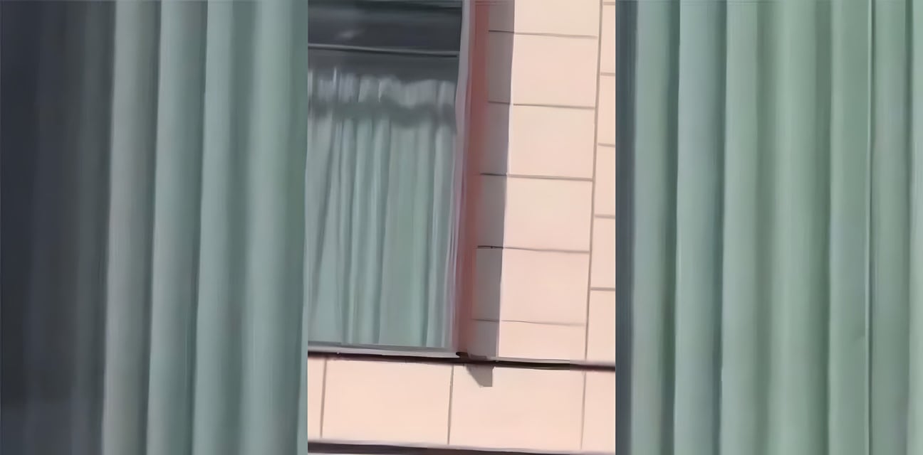 上海土豪小区活春宫大尺度曝光！出轨嫩模扶窗撅臀被炮友狂爆，吓拉帘瞬间高潮喷了