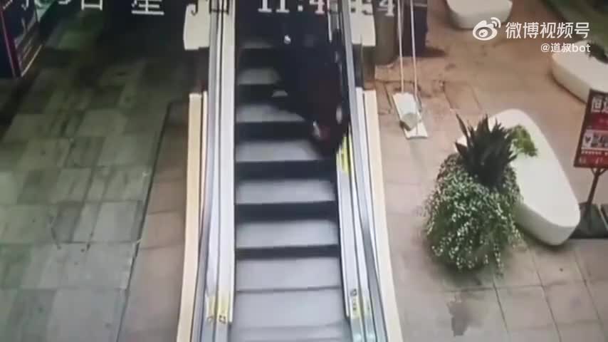 广场舞阿姨转圈圈圈爆红热搜！诡异舞步吸路人围堵