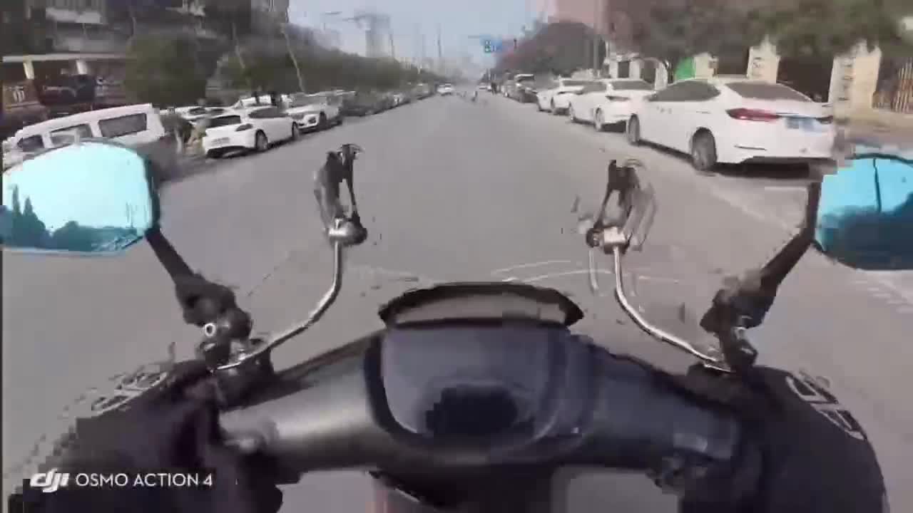 抽象猛男暴躁投稿！赛道怒踹骚妹摩托车 当场摁地猛插内射 🤣