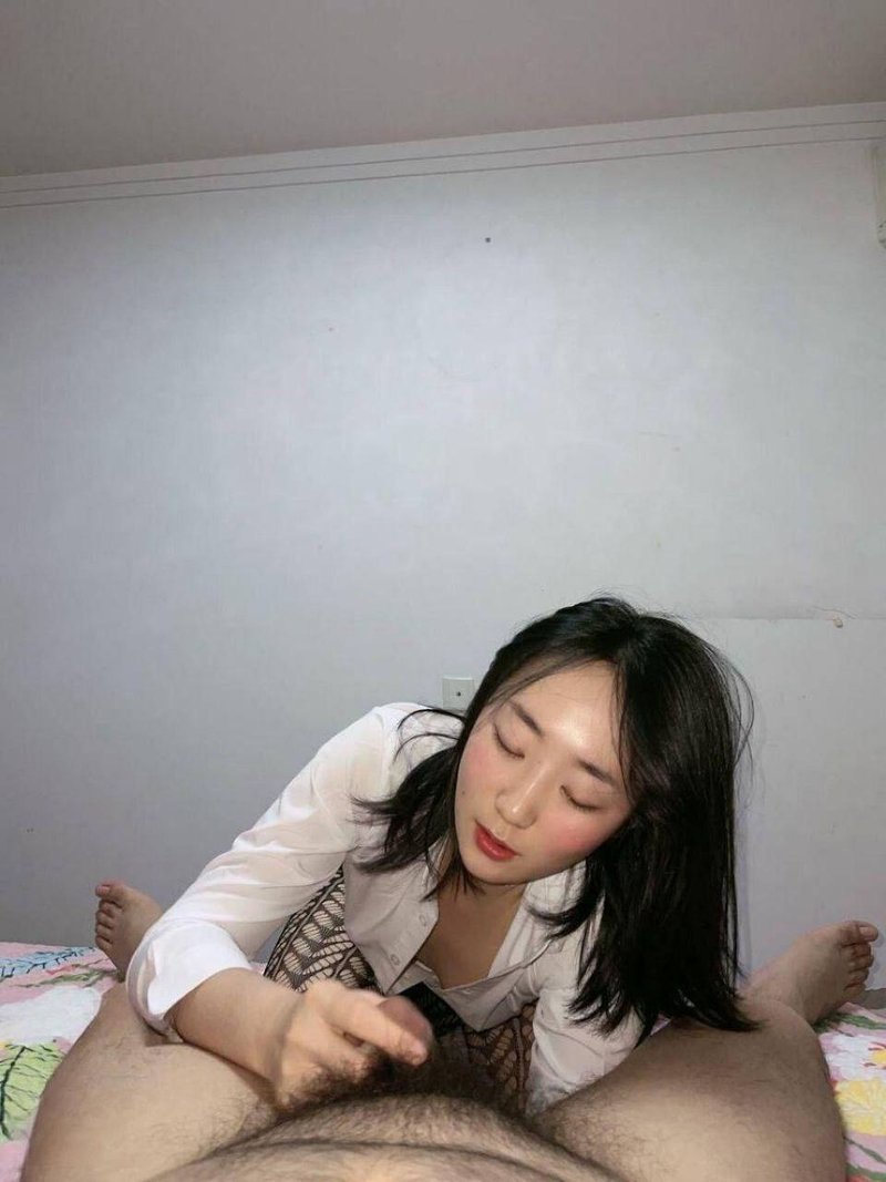 人妻家中偷情反差大！完整版引发热议