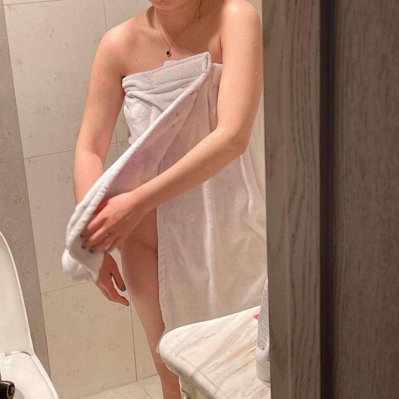 人妻家中偷情反差大！完整版引发热议