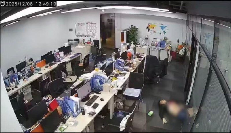 青岛华捷航运实习生业绩未达标遭PUA狠虐！谈判破裂后抄刀猛刺黑心老板，一对一血拼现场KO恶老板