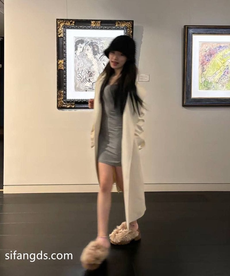 知名網紅豪宅鏡頭捕捉火辣自拍！短裙毛拖暴露姿態全網熱爆
