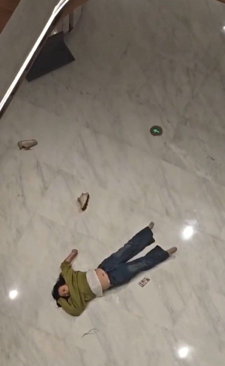 合肥银泰LV嫩模崩溃跳楼！娇蛮可爱妹子求包不成直冲6楼护栏翻越 血溅全场惊魂尖叫