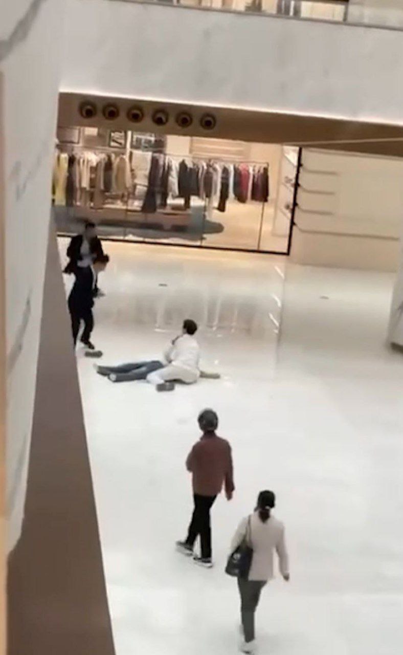合肥银泰LV嫩模崩溃跳楼！娇蛮可爱妹子求包不成直冲6楼护栏翻越 血溅全场惊魂尖叫