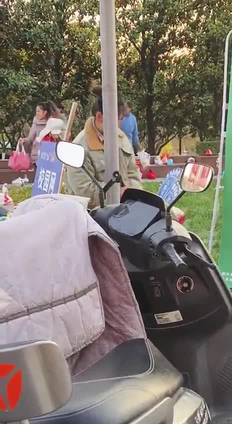 西北農林科大外賣慘劇！校門外大爺大媽搶空學生集體餓暈倒