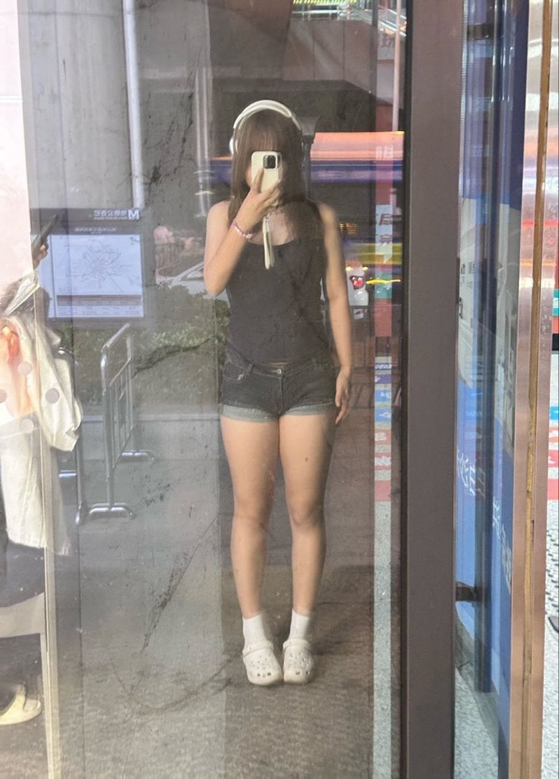 大三学生妹高颜值反差 巨乳丝袜丁字裤自拍流出