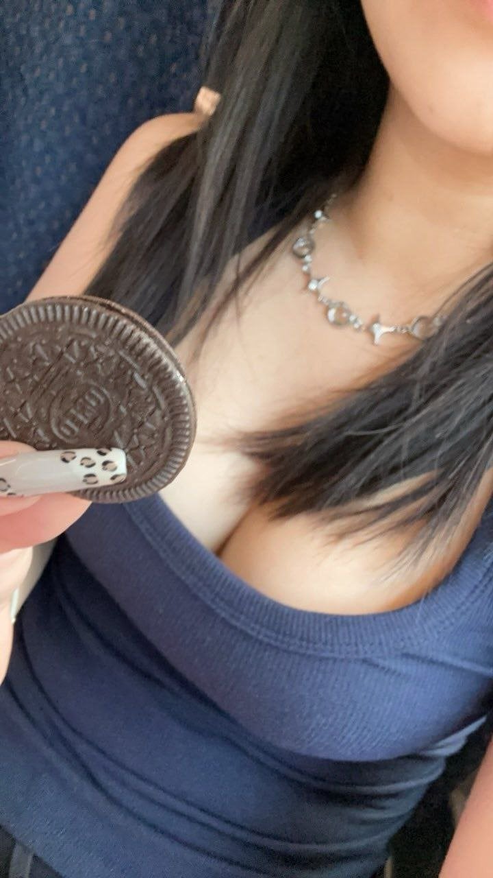 大三学生妹高颜值反差 巨乳丝袜丁字裤自拍流出