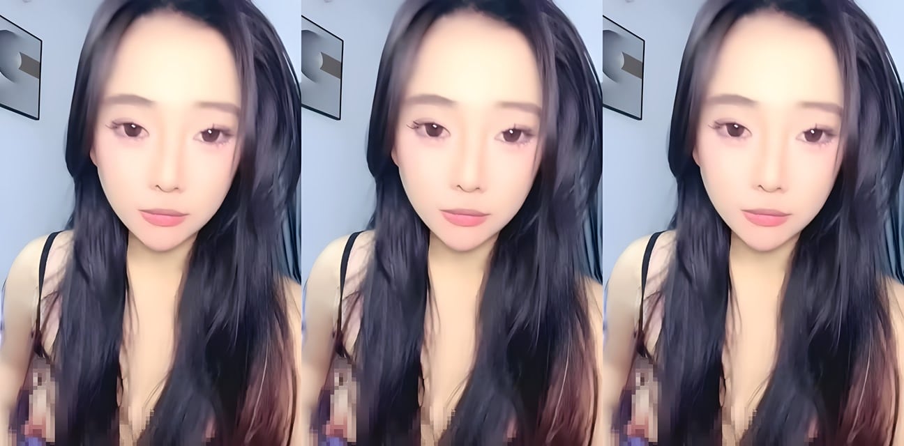 顶级反差婊！高颜值白虎白天清纯妹，深夜床上自慰发骚幻想被猛操