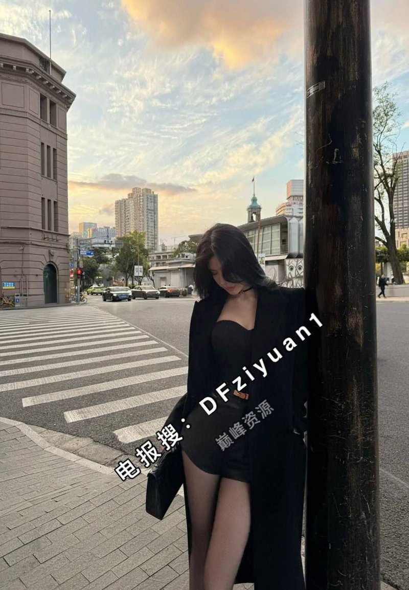 DFzyuan街頭街拍外流！水渠旁露腿根網紅撩姿全網熱議炸裂