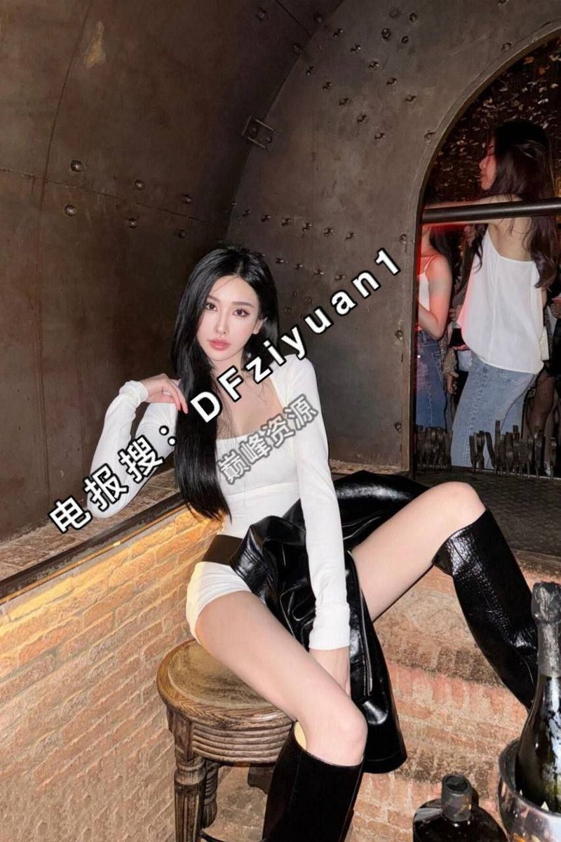 DFzyuan街頭街拍外流！水渠旁露腿根網紅撩姿全網熱議炸裂