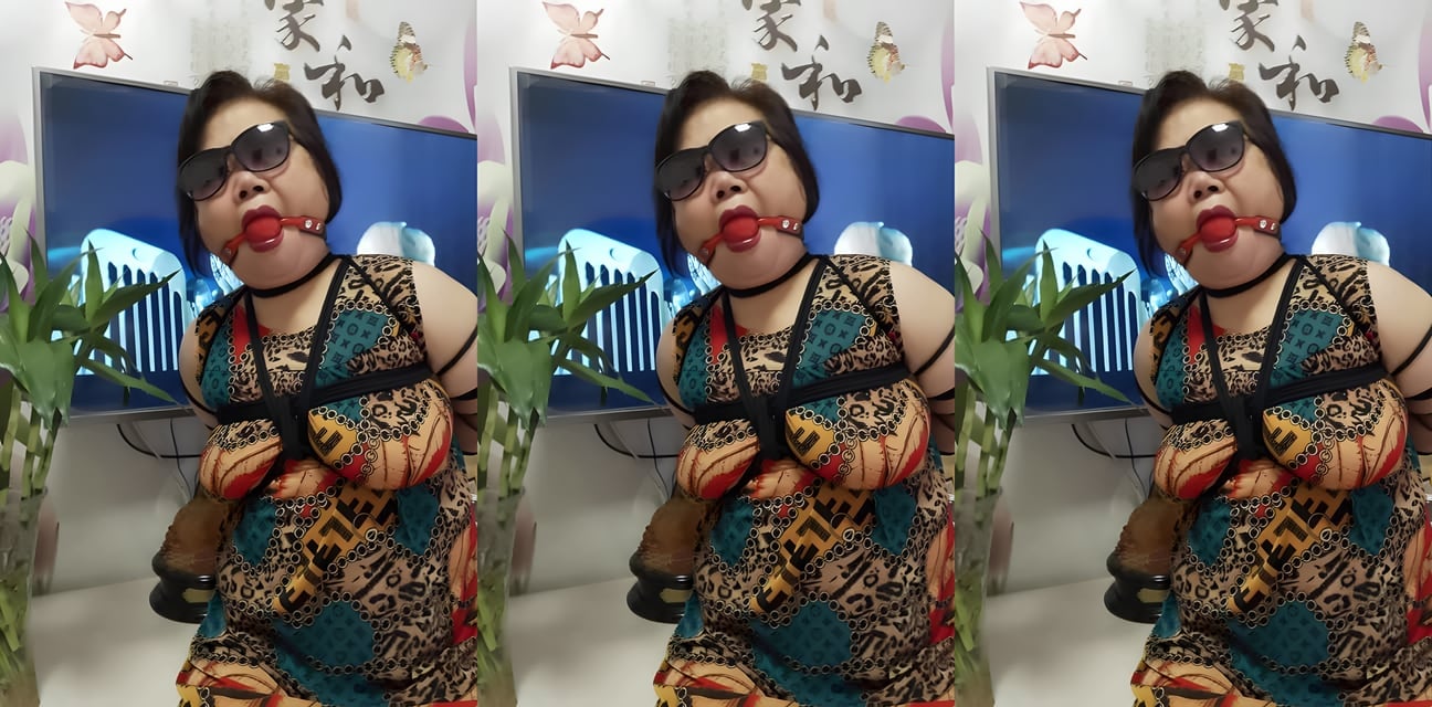 群聊炸锅！极品骚货私照曝光 我下不去手 还是让群友来征服这浪荡尤物